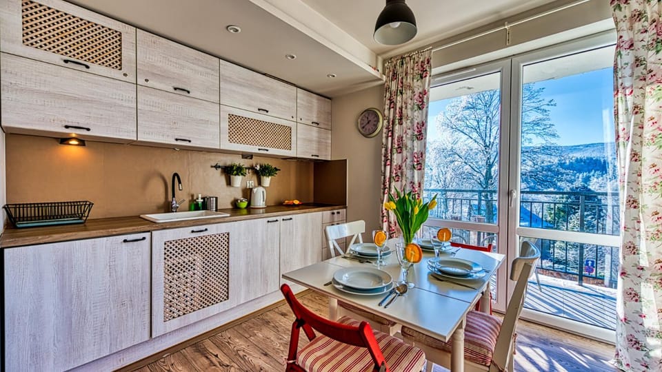 Coffee/tea facilities, Kitchen or kitchenette, Dining area, stove