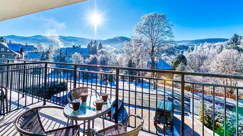 View (from property/room), Balcony/Terrace, Mountain view