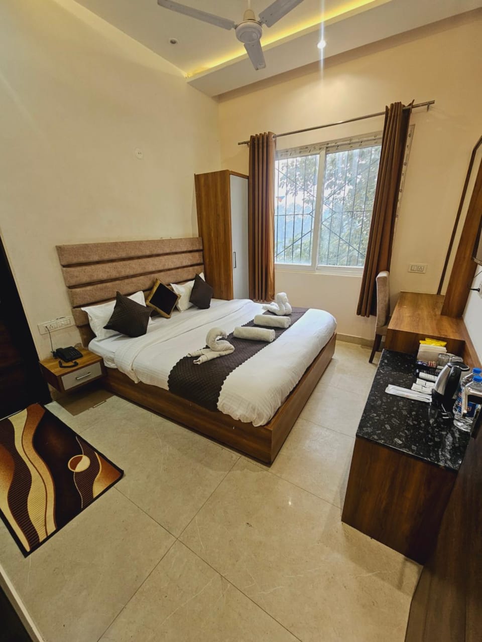 Bed, Photo of the whole room, Bedroom, towels