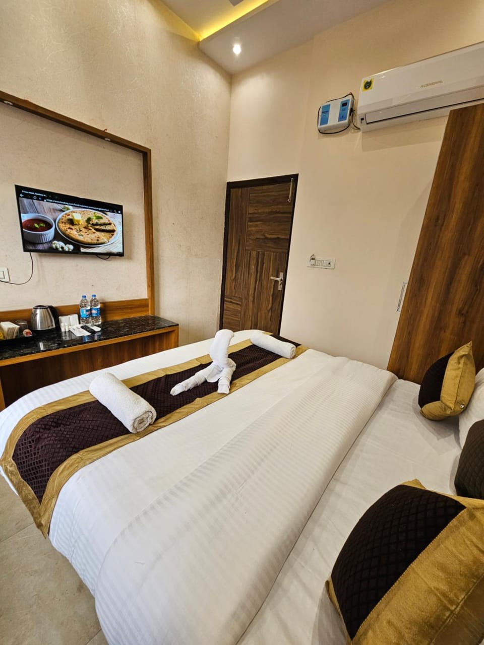 Bed, TV and multimedia, Evening entertainment, Bedroom
