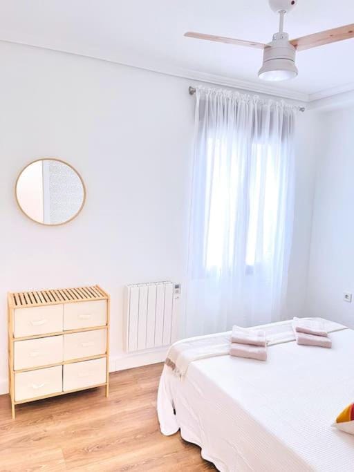 Bed, Photo of the whole room, Bedroom, fireplace, towels