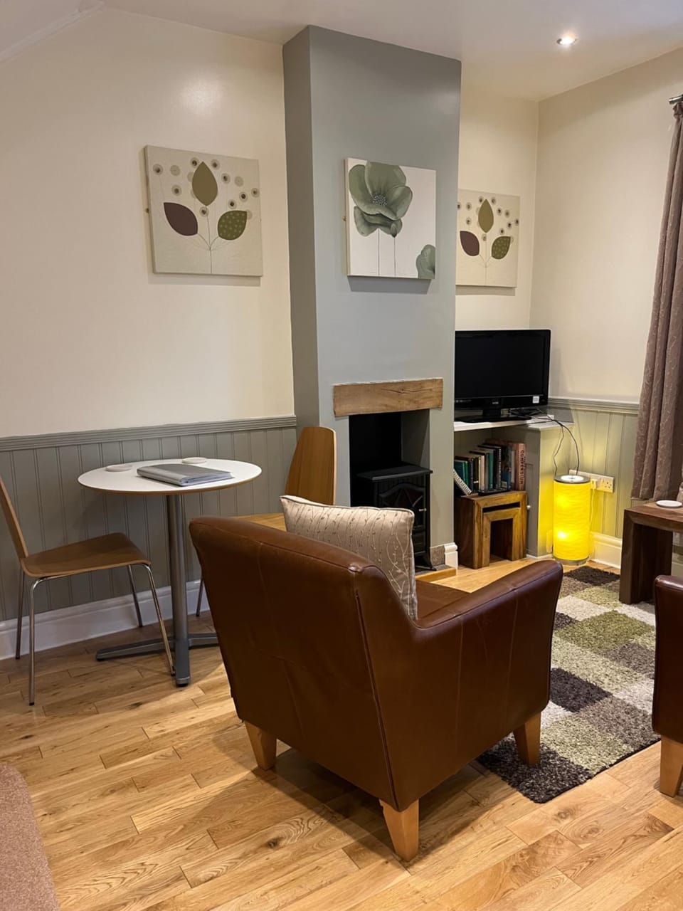 TV and multimedia, Living room, Seating area, Evening entertainment