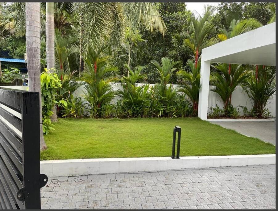 Posh Villa 3 bed 3 bath ac , 2 kitchen , Dining, living room , family room , in TVM , Kowdiar, please contact host refeekhm at yah dot com or refeekhm at gmai el dot com please don't pay without contacting host Villa in Thiruvananthapuram