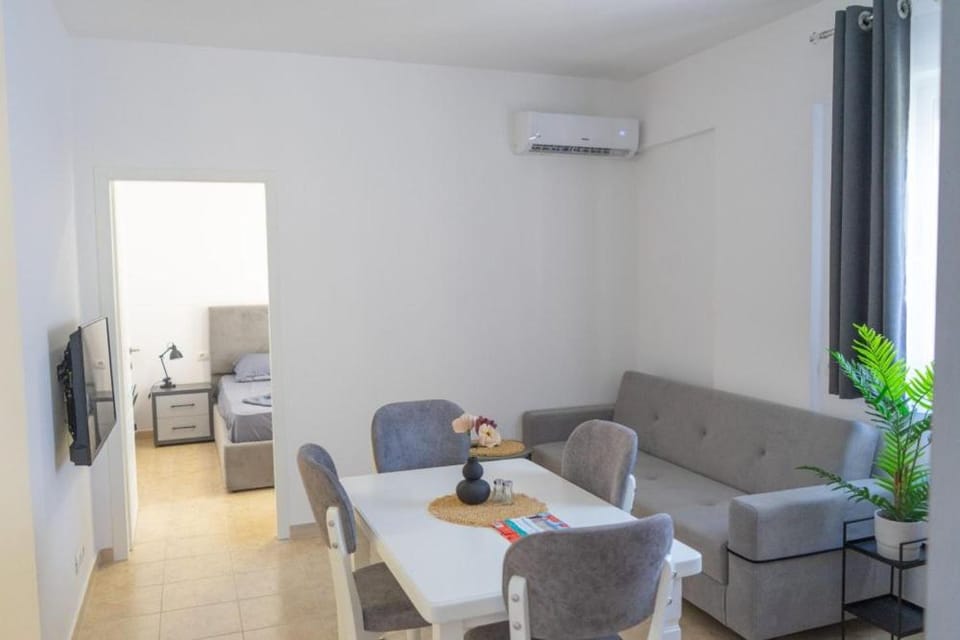 TV and multimedia, Living room, Seating area, Dining area, air conditioner