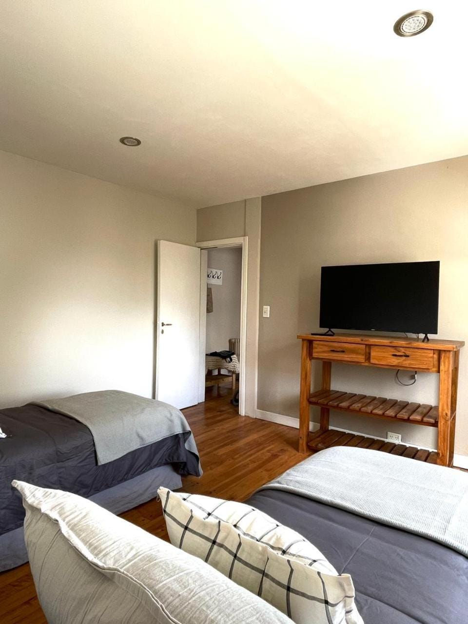 Bed, TV and multimedia, Bedroom