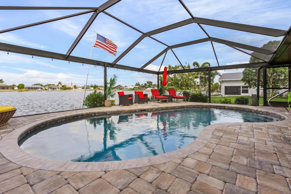 LAKE LIVING! BREATHTAKING VIEW! - Kayaks and Heated Pool - Villa Lake Life - Roelens House in Cape Coral