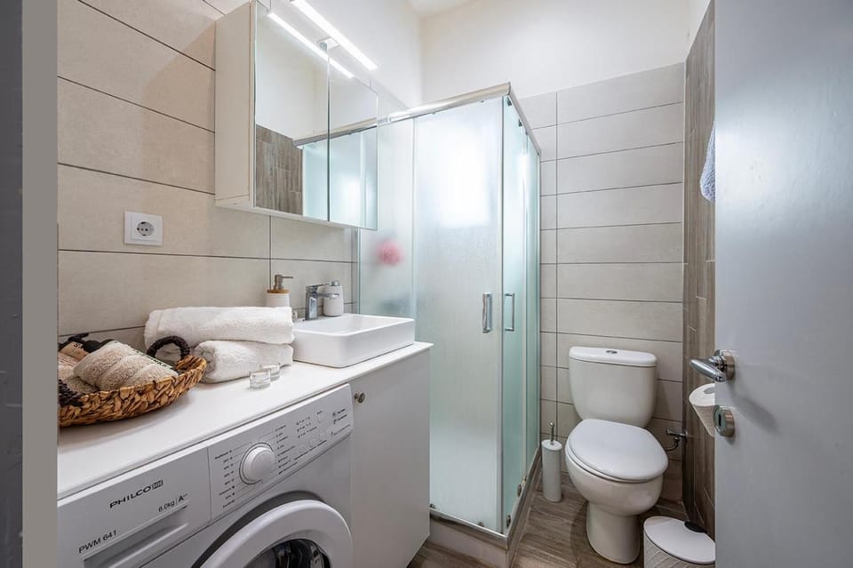 Shower, Toilet, Bathroom, towels, washing machine