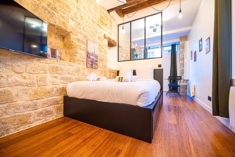 Bed, TV and multimedia, Bedroom