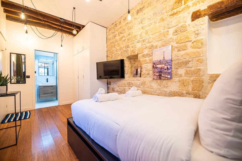 Bed, TV and multimedia, Bedroom