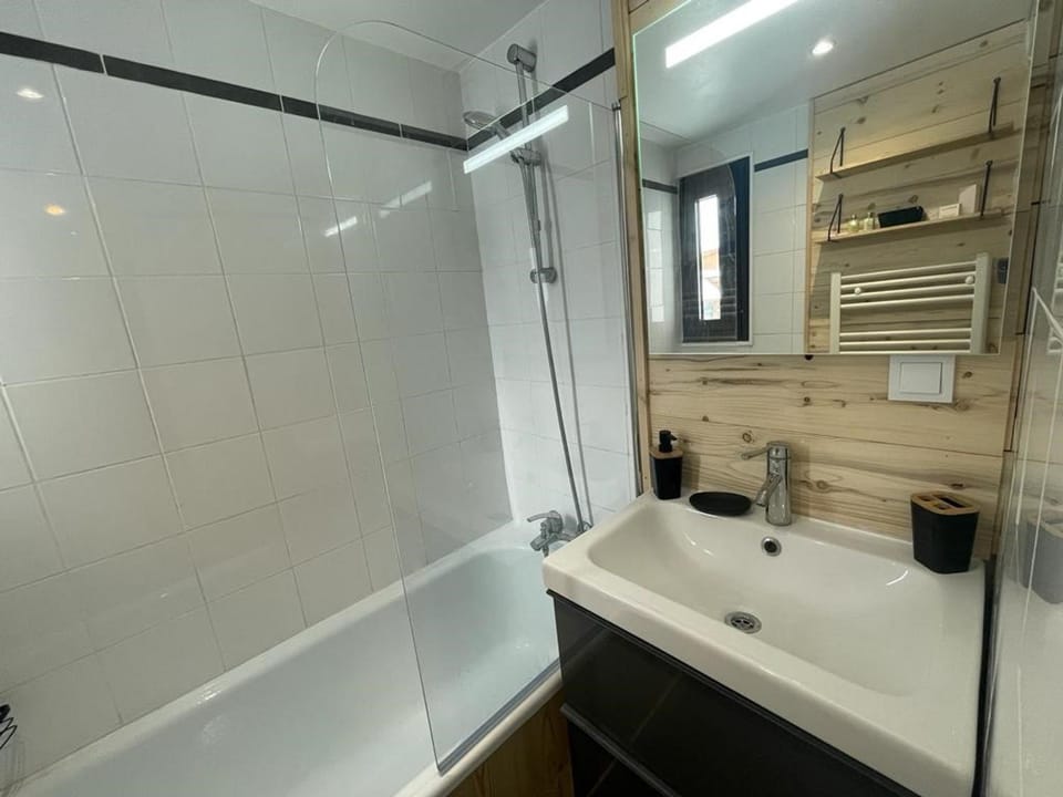 Studio rénové avec Balcon, Pieds des pistes, WIFI - FR-1-502-552 Apartment in Tignes