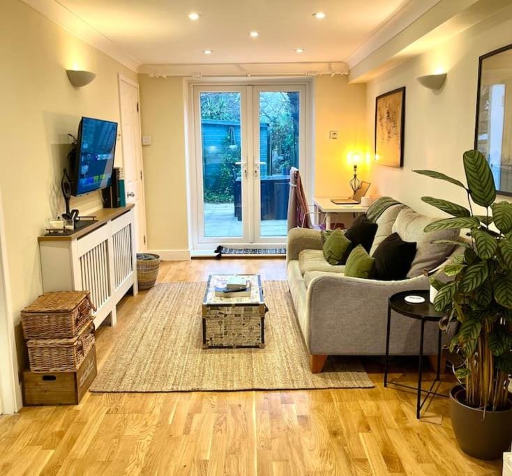 Chic, Relaxing stay just 18 mins into the City Apartment in London