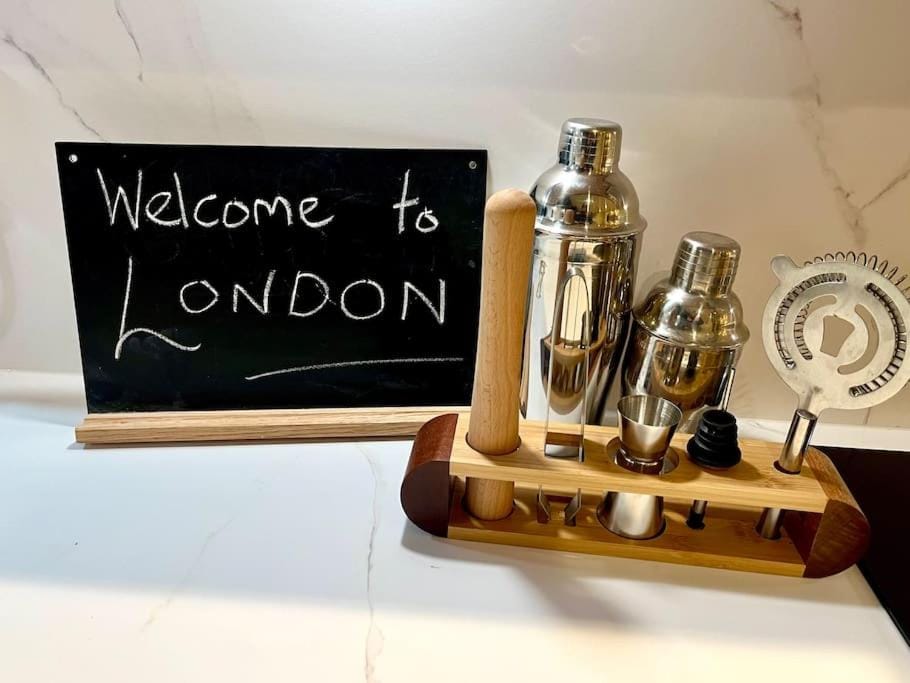 Chic, Relaxing stay just 18 mins into the City Apartment in London