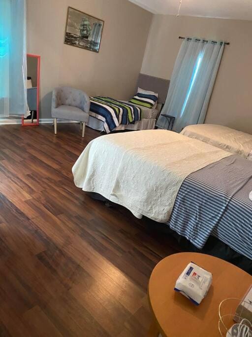 Bed, TV and multimedia, Living room, Photo of the whole room, Seating area, Bedroom, hair dresser