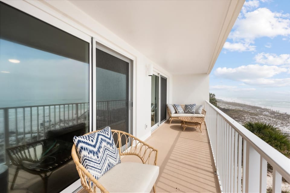 Natural landscape, View (from property/room), Balcony/Terrace, Seating area, Sea view