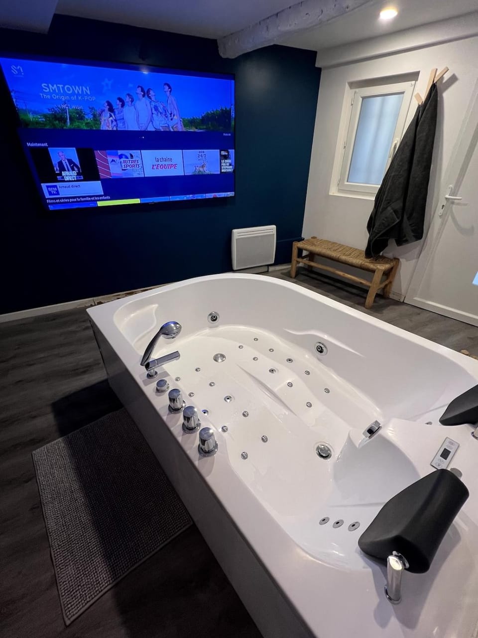 Hot Tub, TV and multimedia