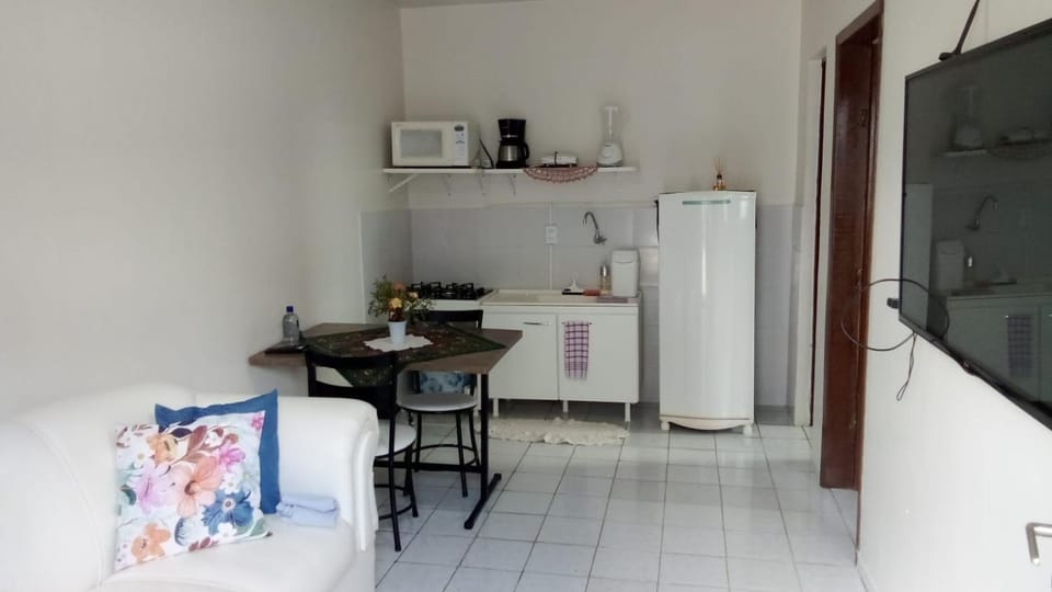 Kitchen or kitchenette, Dining area, minibar, stove