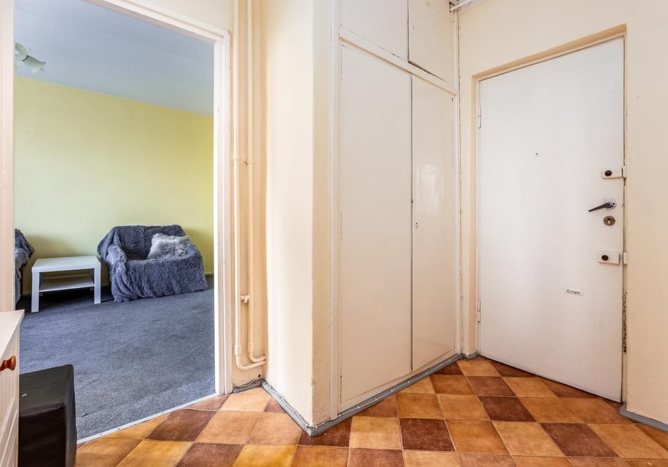 Bed, Living room, Photo of the whole room, Seating area, wardrobe