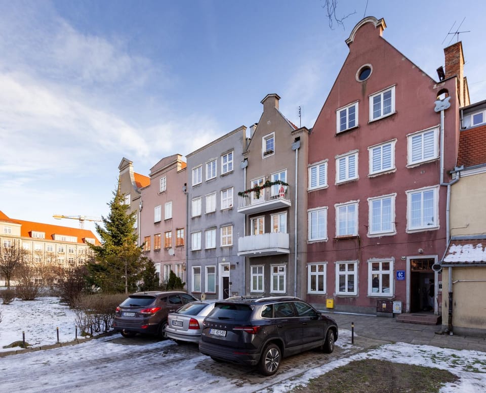 Property building, Neighbourhood, Location