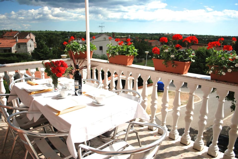 Balcony/Terrace, Street view
