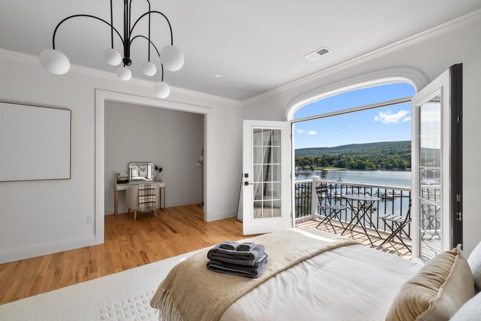 Bed, View (from property/room), Balcony/Terrace, Bedroom, Lake view, Mountain view