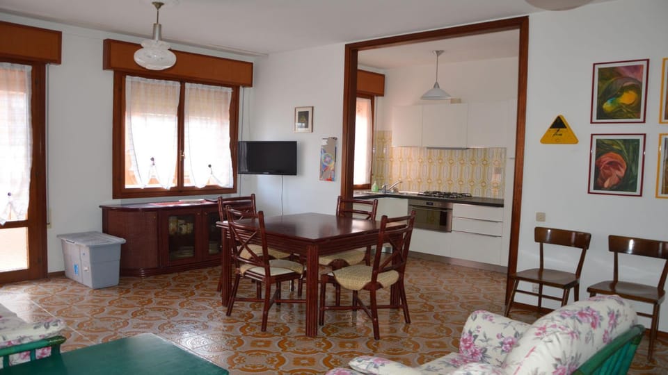 Restaurant/places to eat, TV and multimedia, Dining area, kitchen