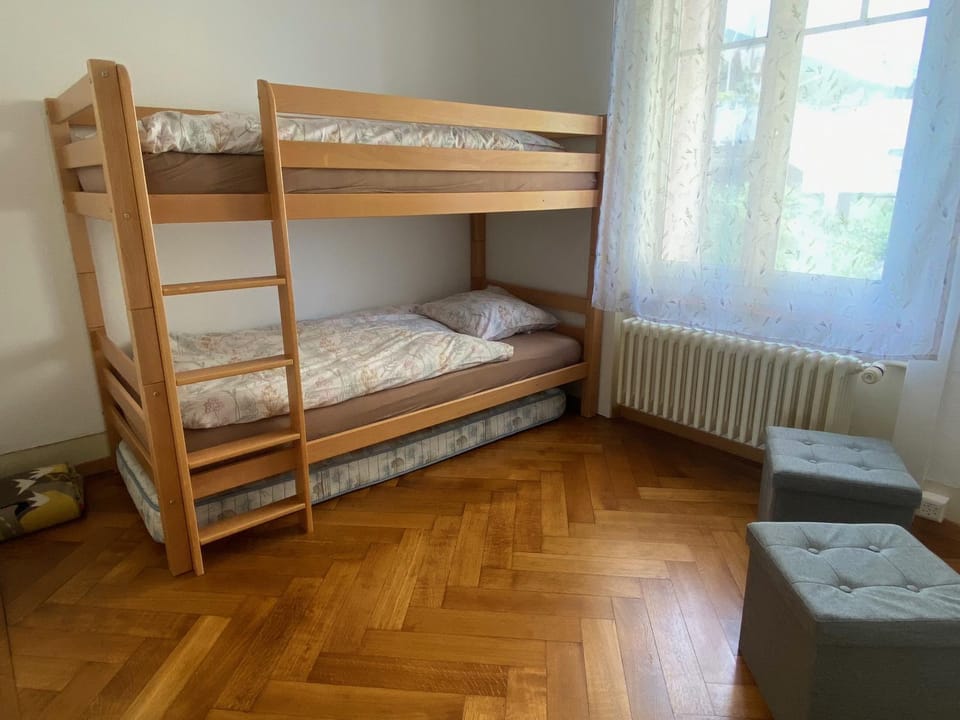 Bedroom, bunk bed