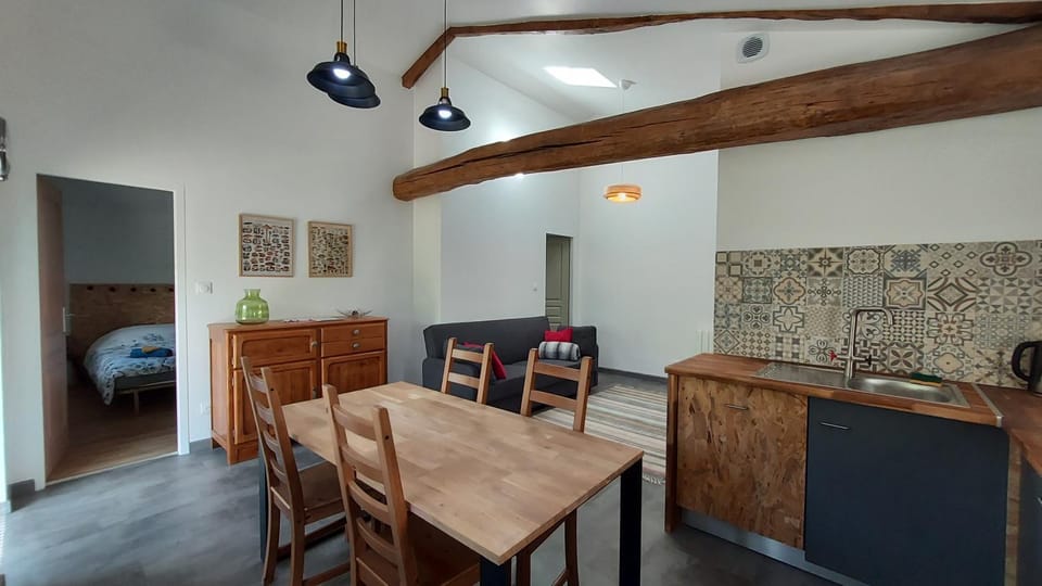 Kitchen or kitchenette, Living room, Seating area, Dining area