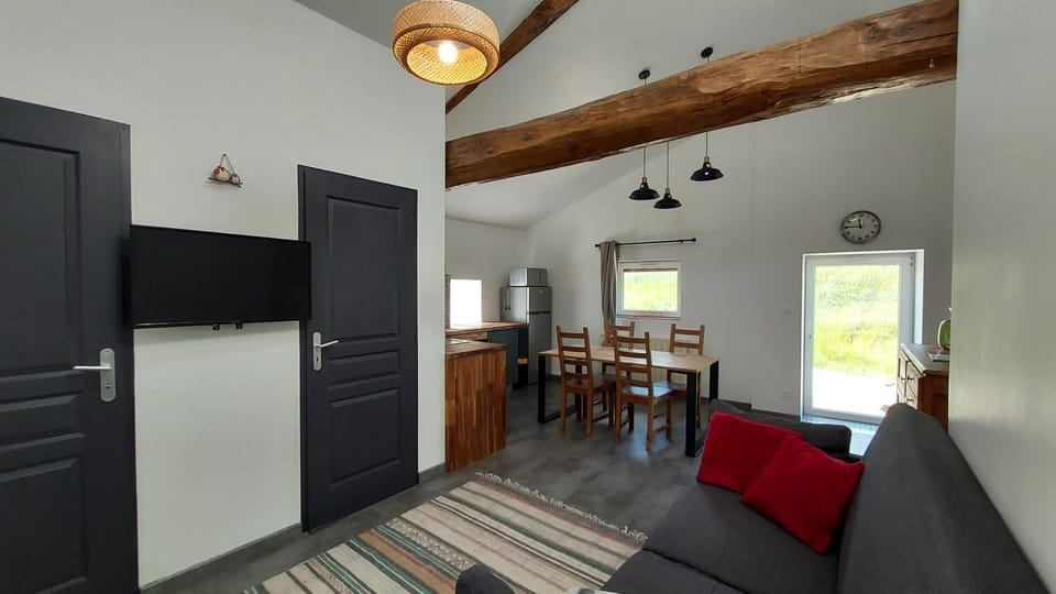 TV and multimedia, Kitchen or kitchenette, Living room, Seating area, Dining area