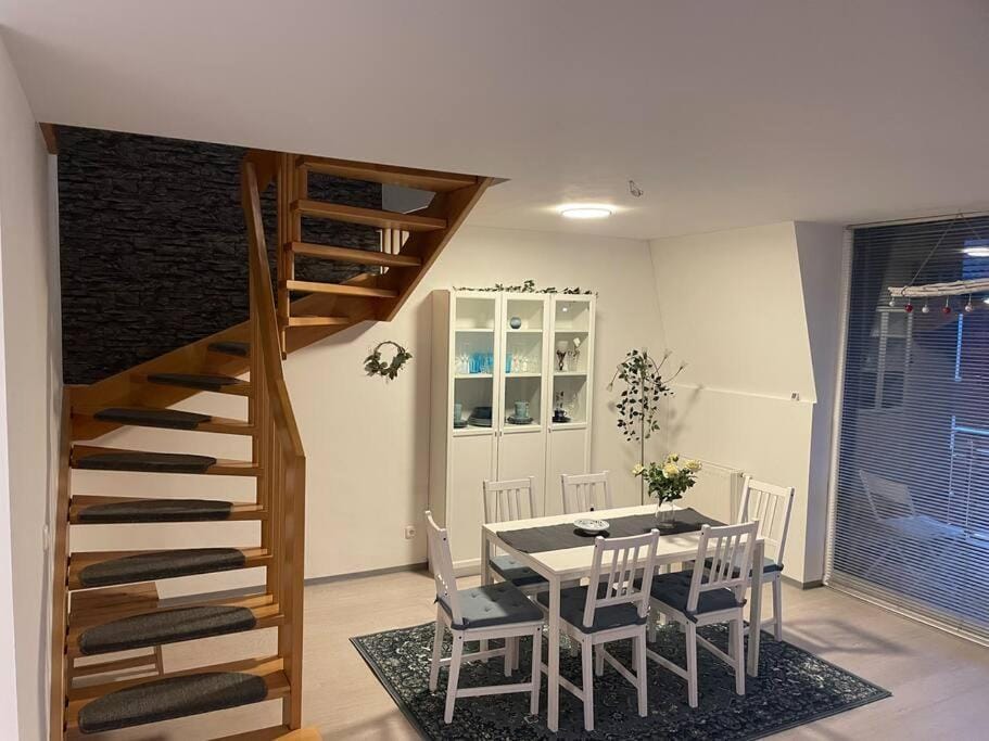 Seating area, Dining area