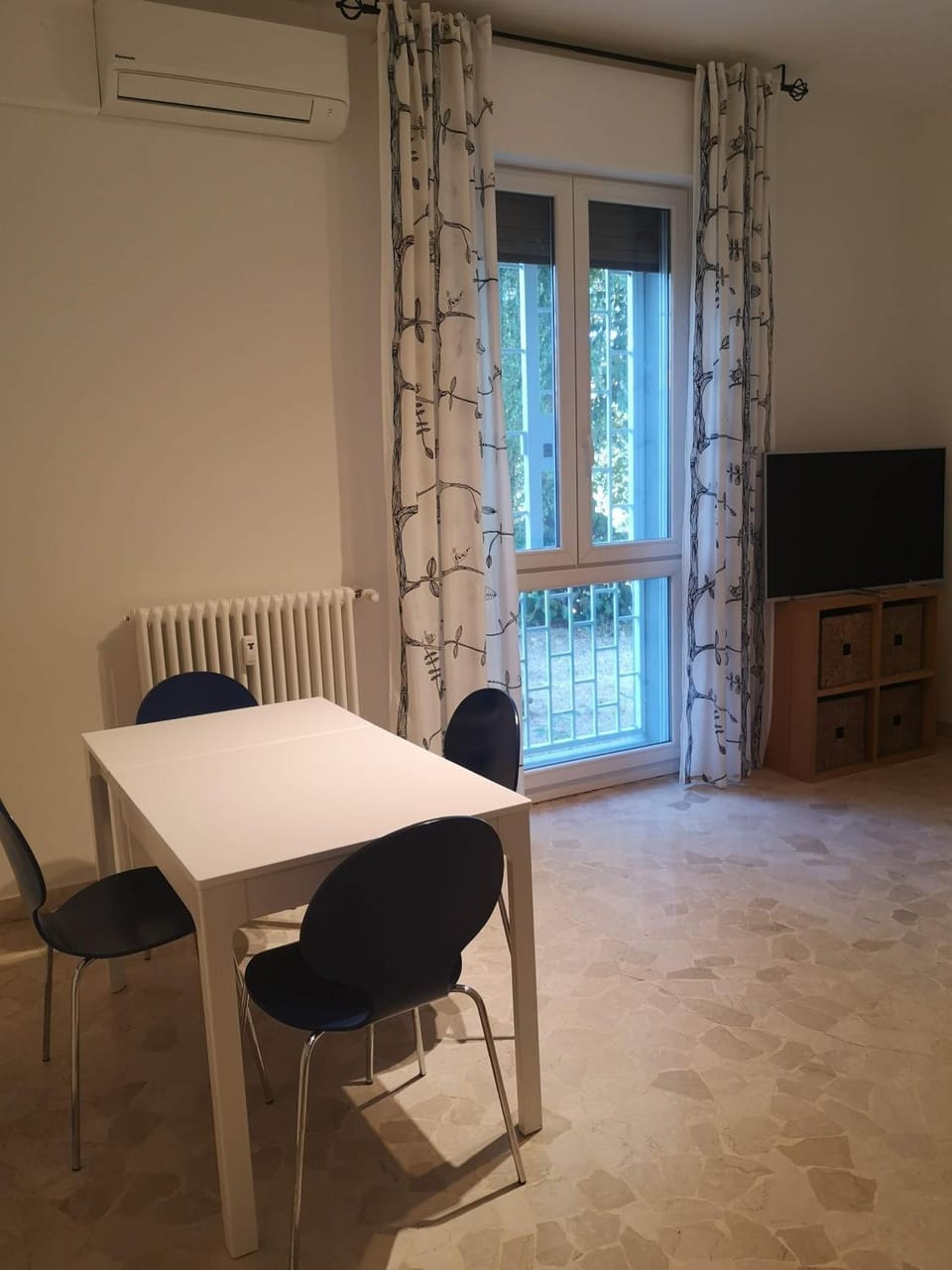 TV and multimedia, Living room, Dining area, air conditioner