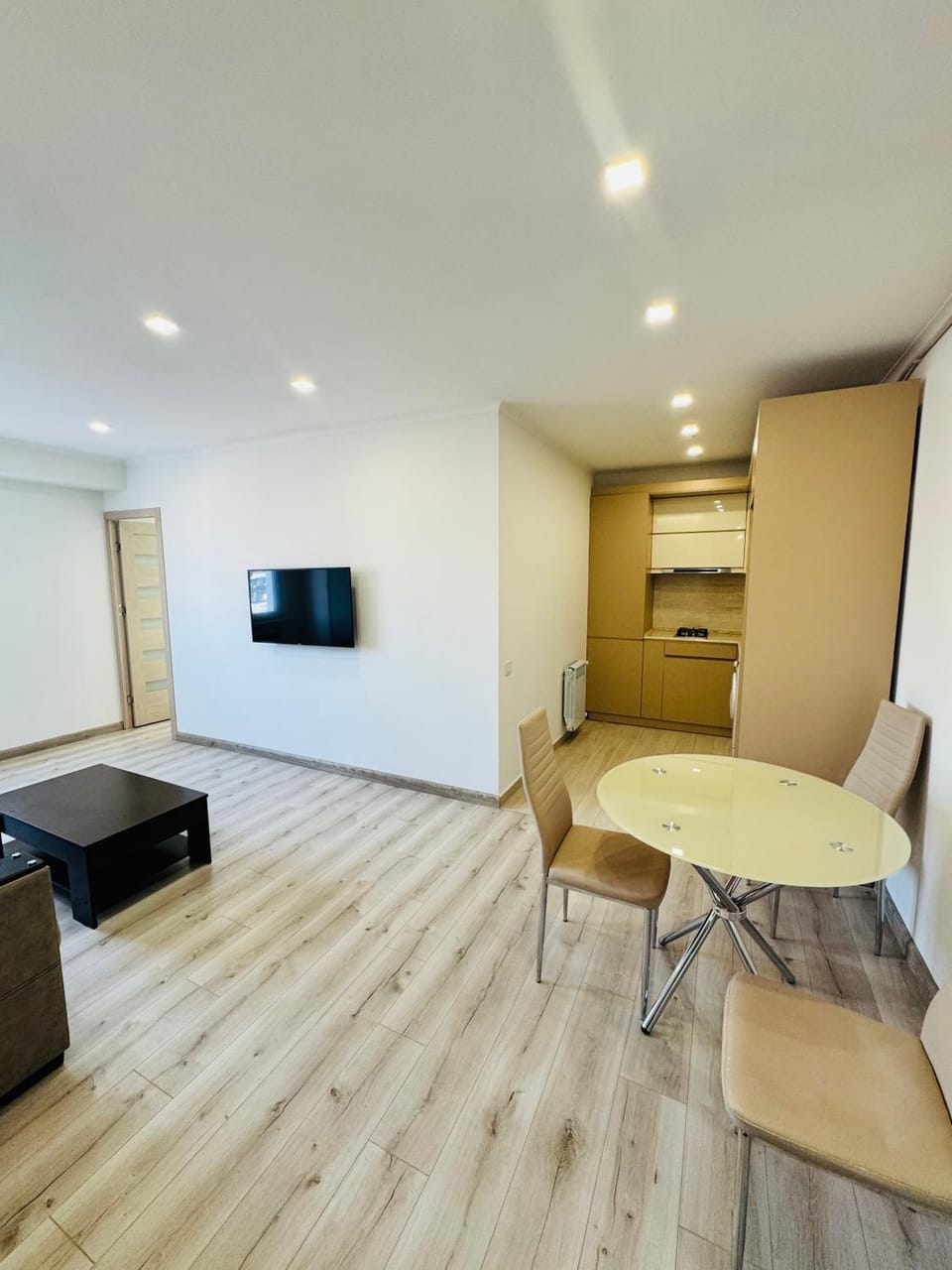 TV and multimedia, Kitchen or kitchenette, Living room, Seating area, Dining area
