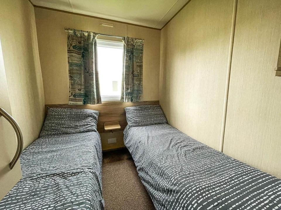 CaravanSleeps8-HotTub-FirePlace-Garden-Patio House in Tattershall