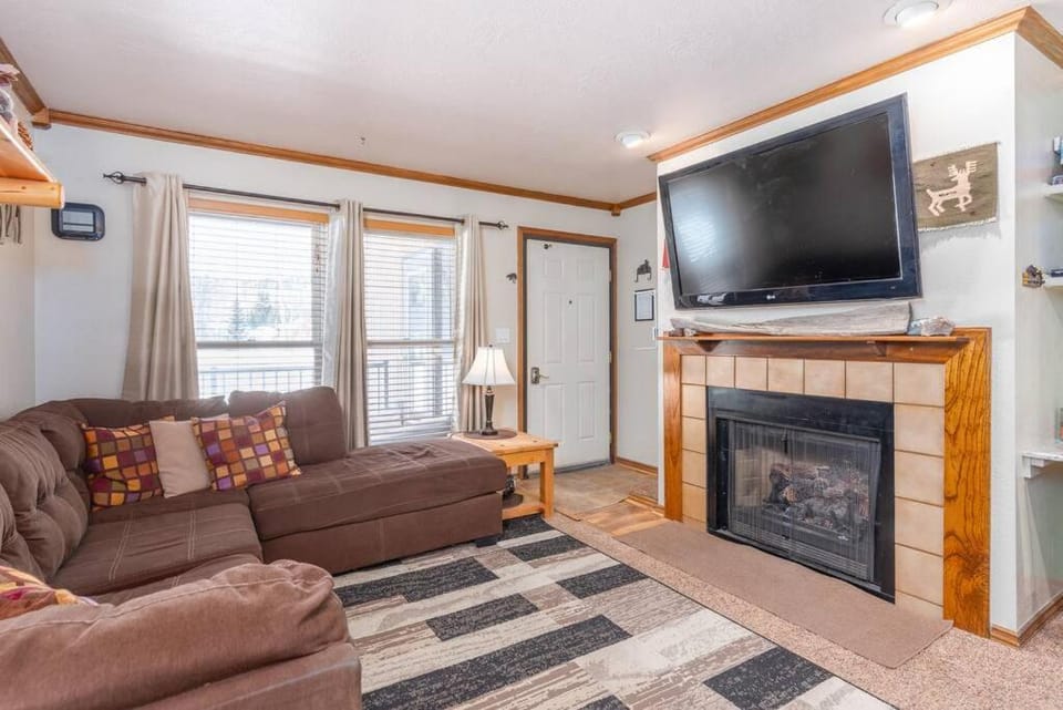 Condo 205 Wifi Gas Fireplace Community Pool & House in Brian Head