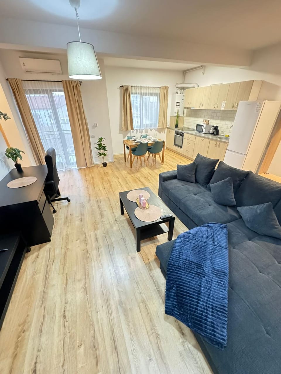 TV and multimedia, Kitchen or kitchenette, Living room, Seating area, Dining area