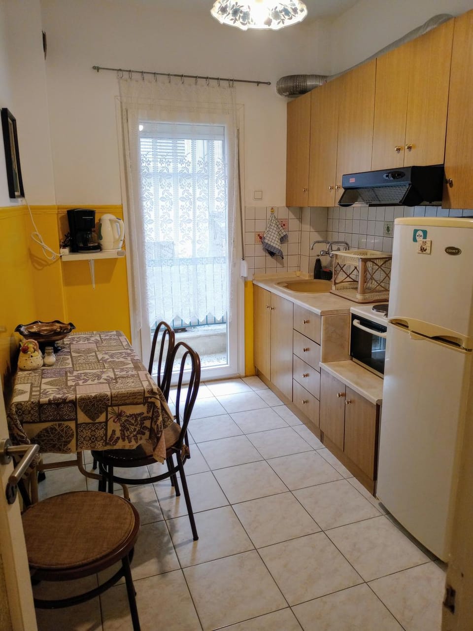 Coffee/tea facilities, Kitchen or kitchenette, Dining area, oven, stove