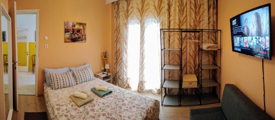 Bed, TV and multimedia, Photo of the whole room, Bedroom, towels