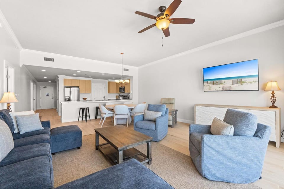 TV and multimedia, Kitchen or kitchenette, Living room, Seating area, Dining area