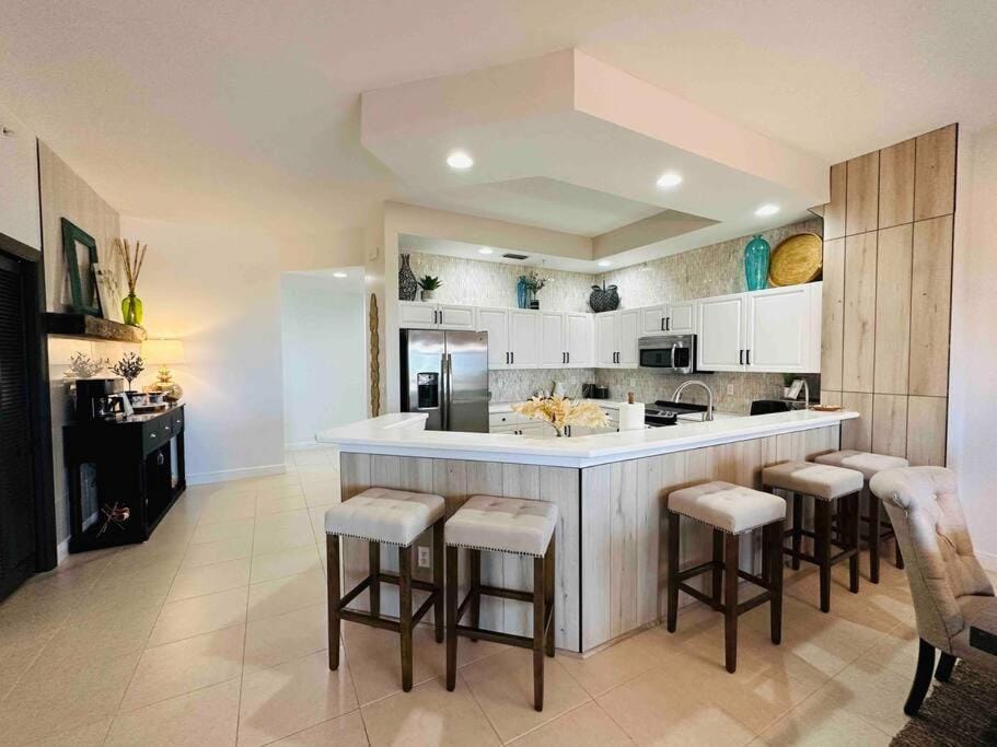 Amazing & Spacious Top Floor Condo with Bay View! Apartment in Marco Island