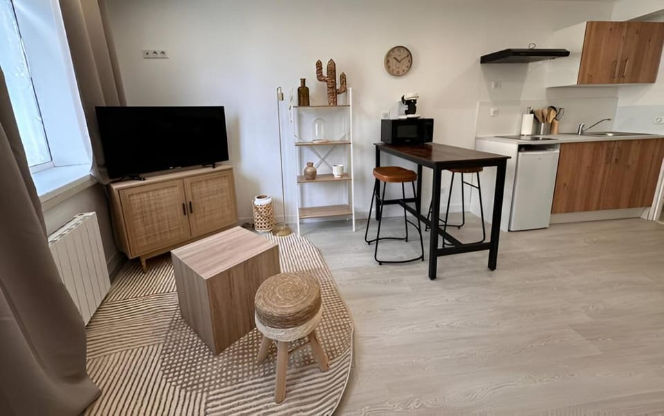 TV and multimedia, Kitchen or kitchenette, Dining area, stove
