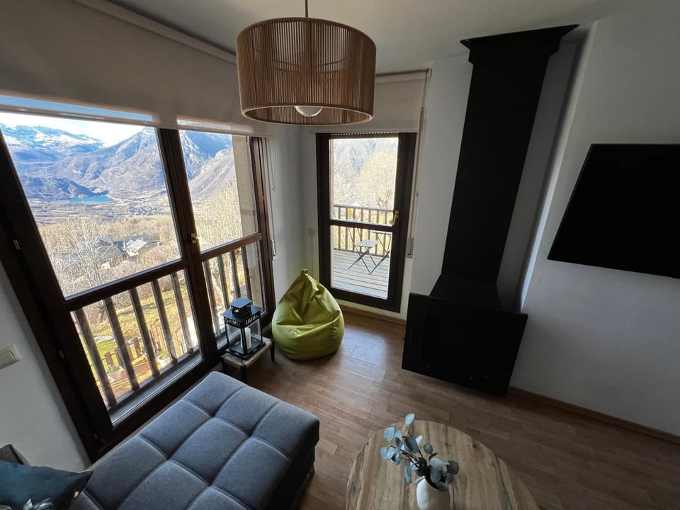 Natural landscape, View (from property/room), Balcony/Terrace, Living room, Mountain view, fireplace