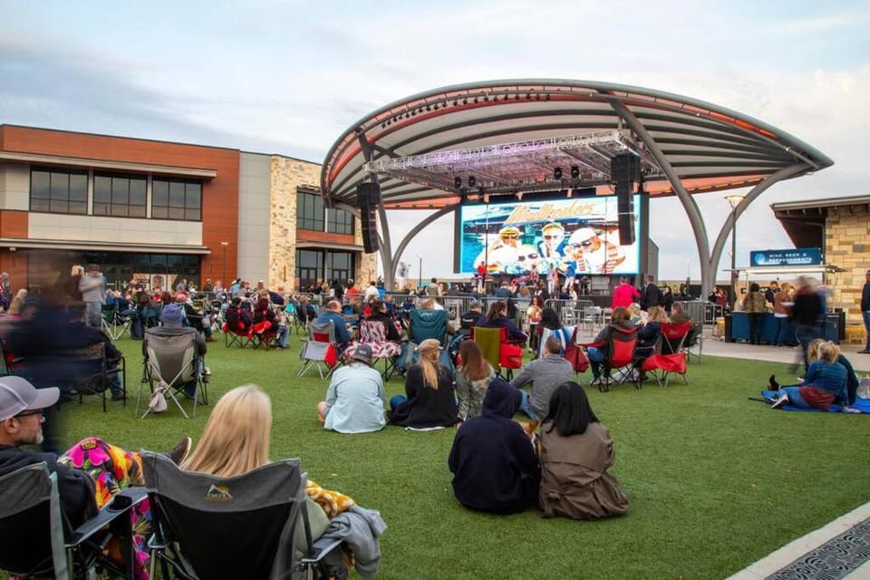 Nearby landmark, Day, People, Entertainment, Location