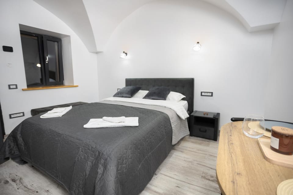 Bed, Photo of the whole room, Bedroom, towels