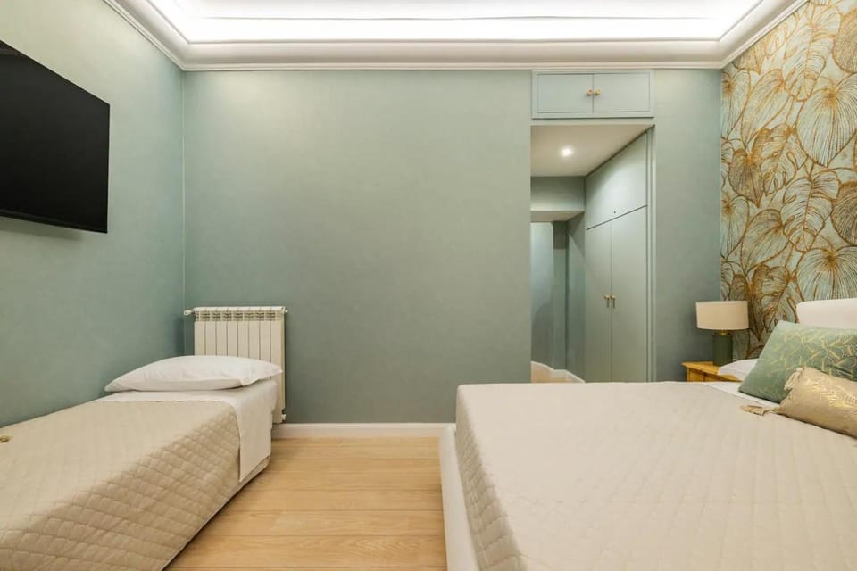 Bed, TV and multimedia, Bedroom