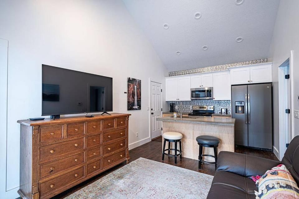 Guest House - 1 bedroom North Salt Lake Stay Villa in North Salt Lake