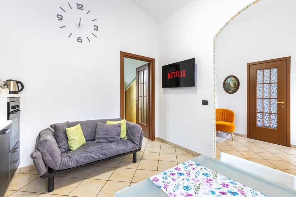 Communal lounge/ TV room, TV and multimedia, Living room, Seating area, Evening entertainment, internet