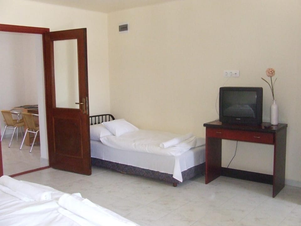 Bed, TV and multimedia, Photo of the whole room, Bedroom