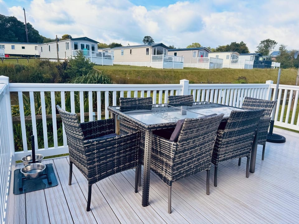 Modern two bedroom caravan with sofabed Sleeps 6 House in England