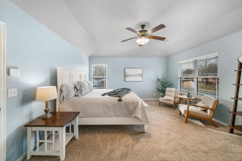 4 bdrm, 3ba,Fire pit, grill, 1 block to TU Pets! House in Tulsa