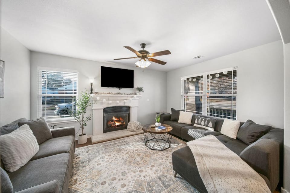 4 bdrm, 3ba,Fire pit, grill, 1 block to TU Pets! House in Tulsa