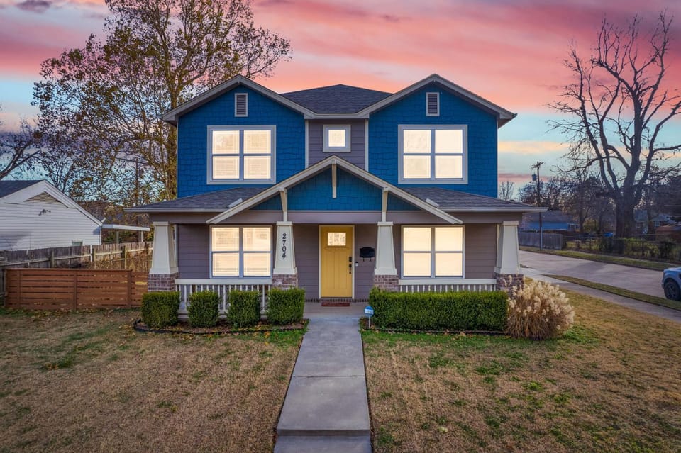 4 bdrm, 3ba,Fire pit, grill, 1 block to TU Pets! House in Tulsa